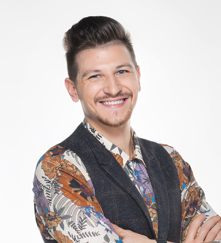 shou-na-tv-bez-odezhdi-podglyadivat-v-derevenskoy-bane